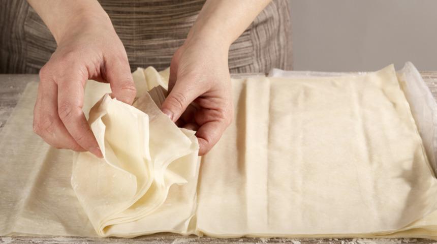 Çıtır çıtır kolay börek yapmak isteyenlere çarşaf böreği tarifi