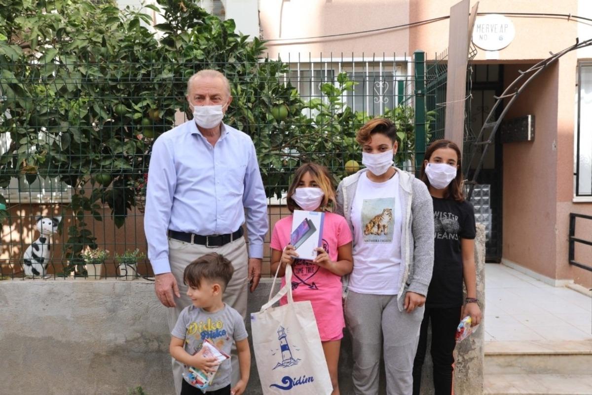 Başkan Atabay&rsquo;dan &ouml;ğrencilere &uuml;cretsiz tablet