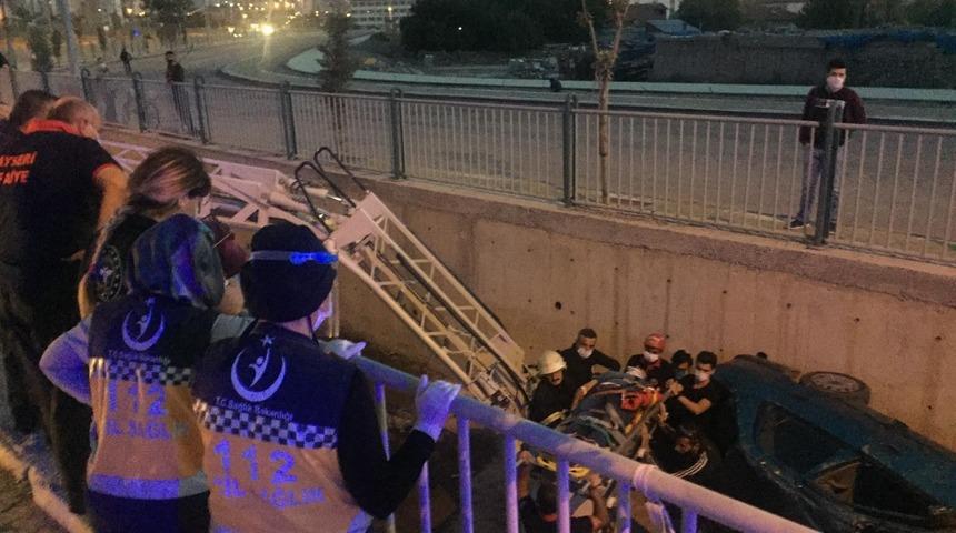 Kayseri'de kanala d&uuml;şen otomobilde can pazarı