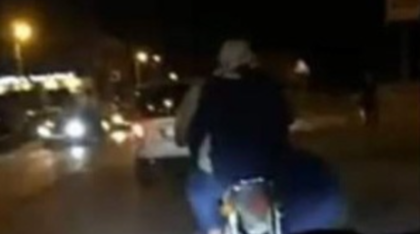 Yer: Hatay! Arkadaşıyla iddiaya girdi, arabayı yaşlı &ccedil;iftin kullandığı motosikletin &uuml;zerine s&uuml;rd&uuml;