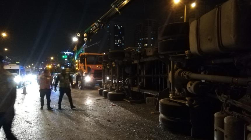 Avcılar TEM Otoyolu'nda TIR devrildi! Trafik yoğunluğu oluştu