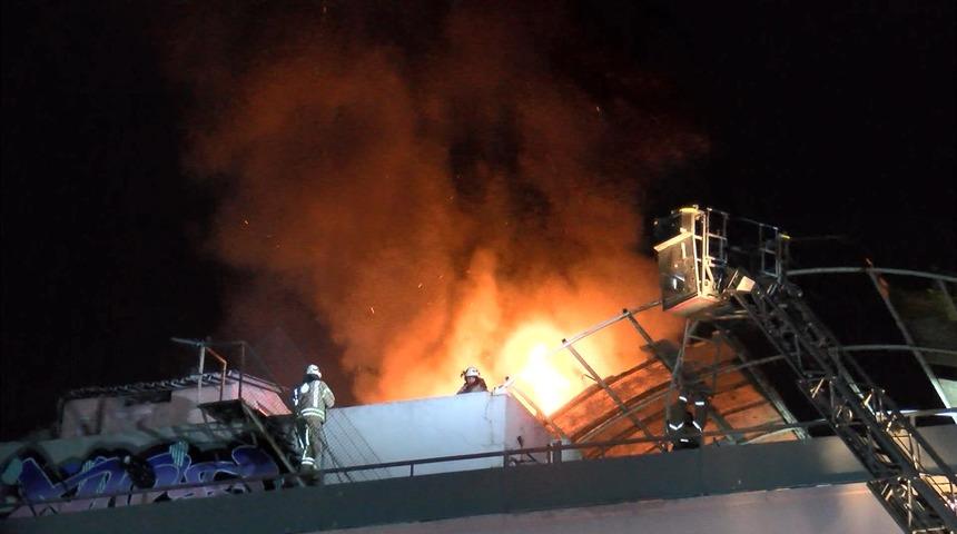 Zeytinburnu'nda sanayi sitesinde yangın