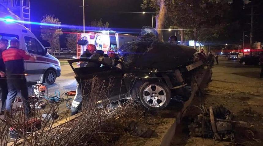 Denizli'de feci kaza! Otomobil ağaca çarptı: 2 ağır yaralı