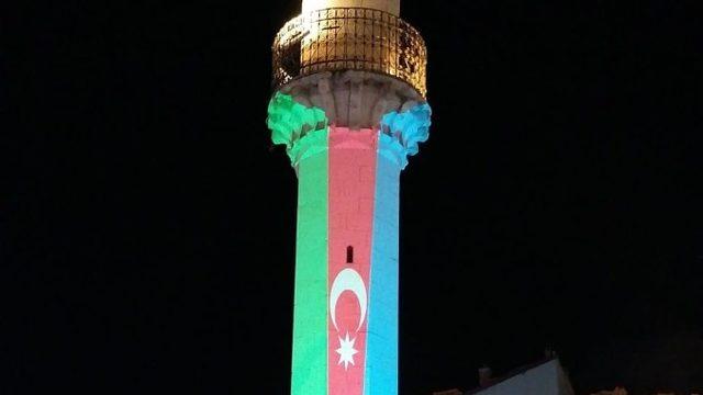 Bayburt Saat Kulesi Azerbaycan bayrağı renklerine büründü