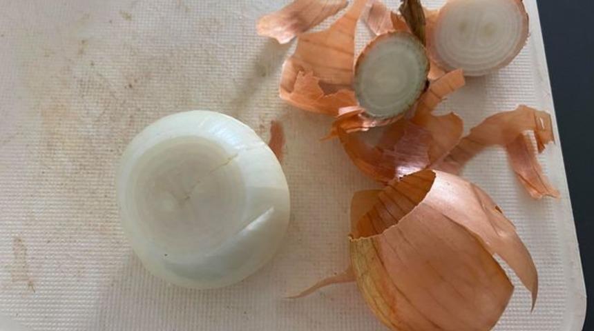 Artık soğan doğrarken ağlamayacaksınız! Yapmanız gereken çok basit 