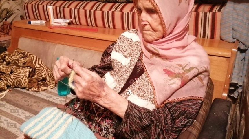 Fel&ccedil; ge&ccedil;irmesine rağmen 92 yaşında &ouml;rg&uuml; &ouml;ren Şerife nine g&ouml;renleri şaşırtıyor