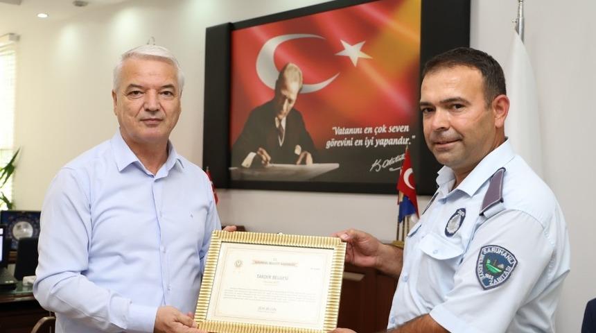 Dolandırıcıları yakalatan zabıtaya takdir belgesi