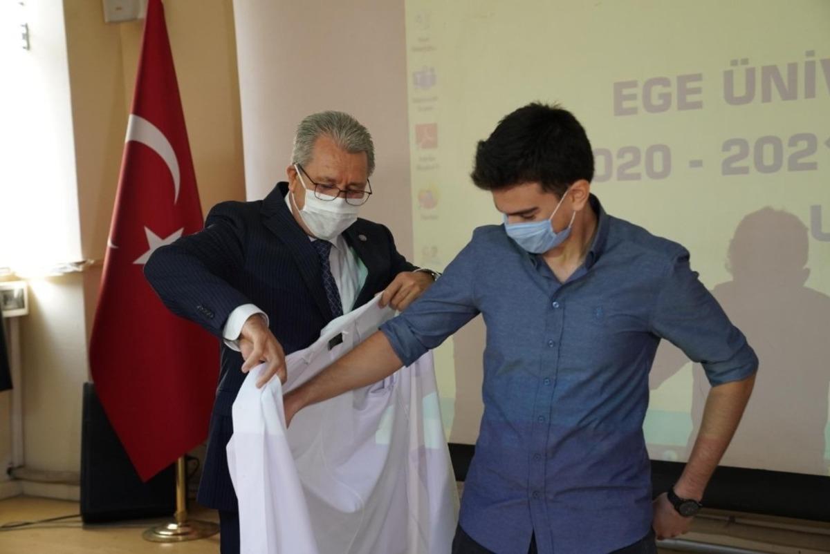 Beyaz &ouml;nl&uuml;klerini giyinip eğitime başladılar