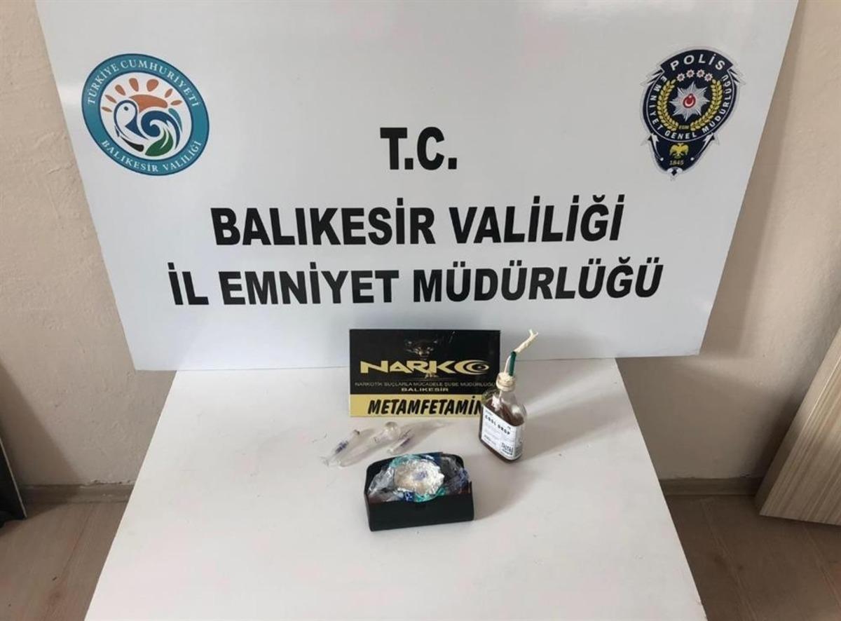 Balıkesir&rsquo;de polis 8 uyuşturucu ş&uuml;phelisini yakaladı