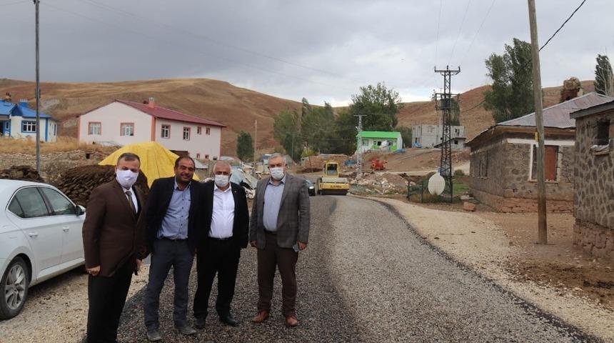 Taşlıyurt ve Yenik&ouml;y&rsquo;&uuml;n yolları asfaltlanıyor