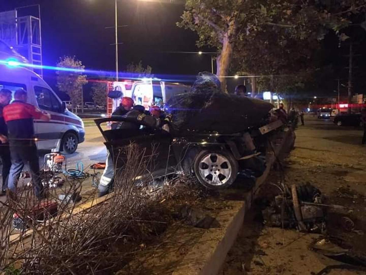 Kontrolden &ccedil;ıkan otomobil ağaca &ccedil;arparak durabildi: 2 ağır yaralı