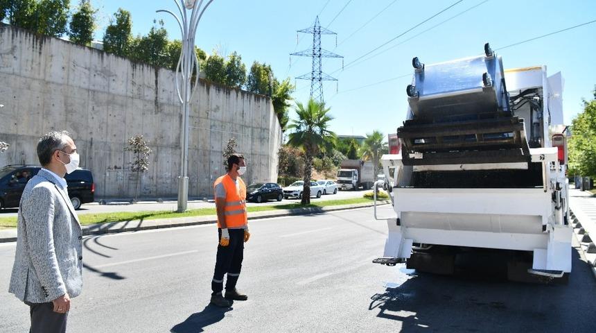 &Ccedil;&ouml;p konteynerleri parf&uuml;ml&uuml; dezenfektan ile yıkanıyor