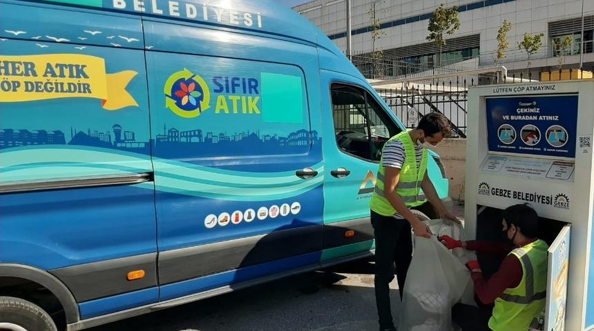 Giysi kumbarasından ihtiya&ccedil; sahiplerine