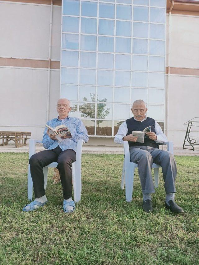 Yaşlılar açık havada kitap okudular