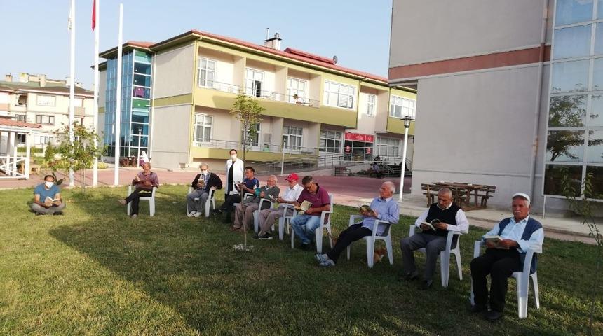 Yaşlılar a&ccedil;ık havada kitap okudular
