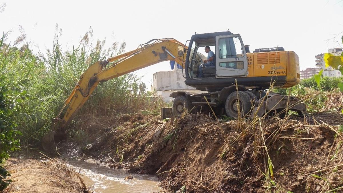 &Ccedil;eşmeli Mahallesindeki kanal temizlendi