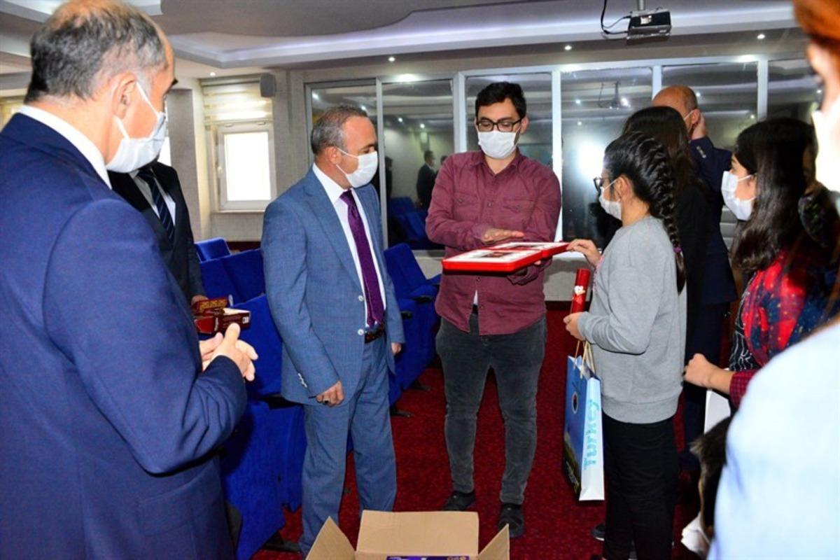 Vali H&uuml;seyin &Ouml;ner, Akıl ve Zek&acirc; Oyunları Turnuvasında birinci olan &ouml;ğrencilere sertifika verdi