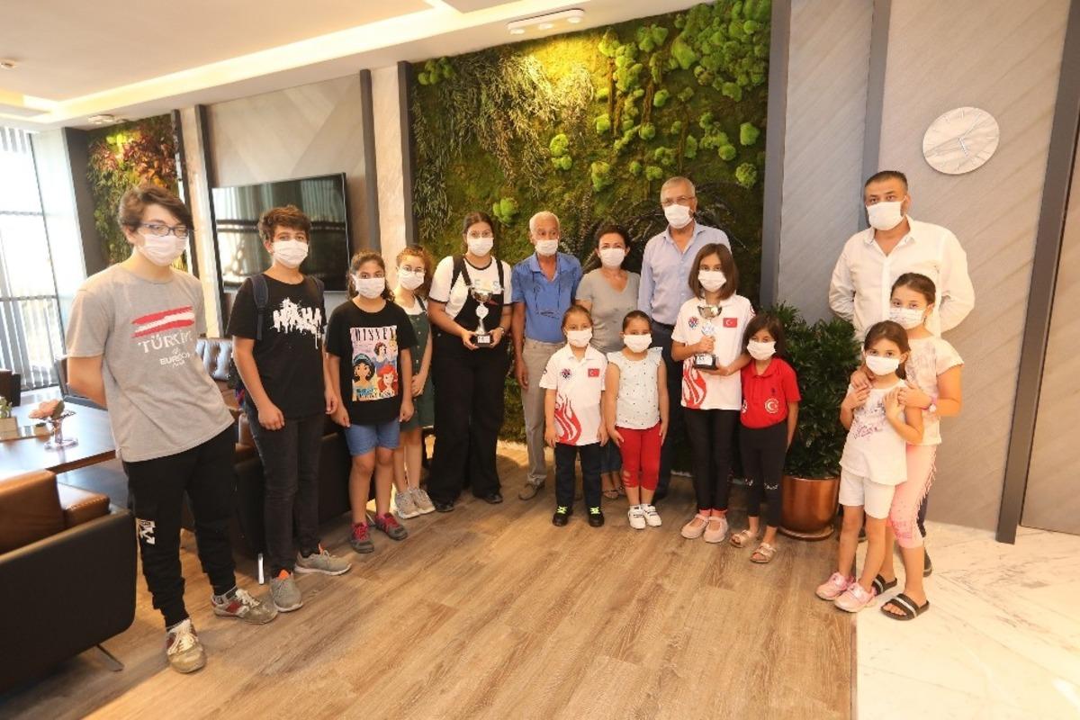 K&uuml;&ccedil;&uuml;k satran&ccedil;&ccedil;ılar madalya sevincini Başkan Tarhan&rsquo;la paylaştı