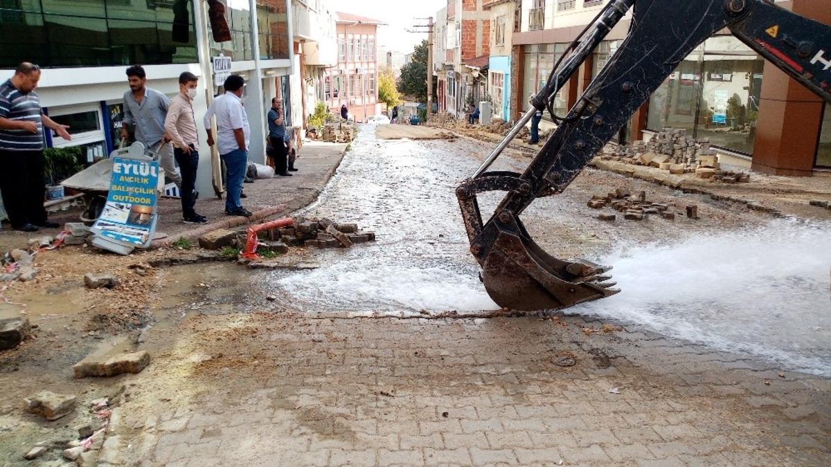 Patlayan borudan fışkıran su yolları g&ouml;le &ccedil;evirdi