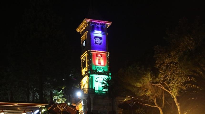 İzmit Saat Kulesi Azerbaycan bayrağı renklerine b&uuml;r&uuml;nd&uuml;