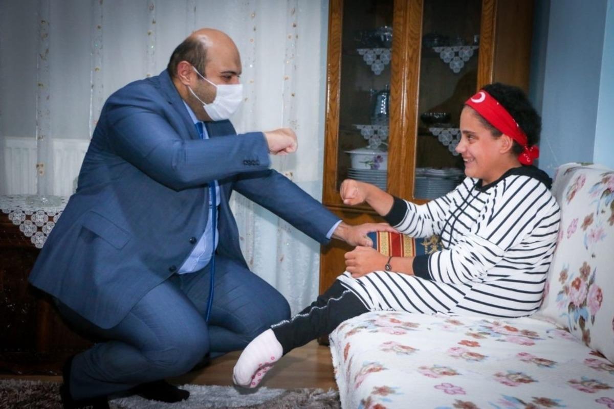 Başkan Orhan&rsquo;dan engelli &ouml;ğrenciye &ccedil;at kapı ziyareti