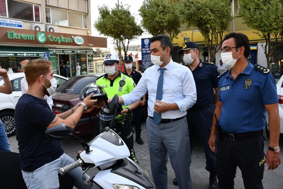 S&ouml;ke&rsquo;de motosiklet s&uuml;r&uuml;c&uuml;lerine kask dağıtıldı