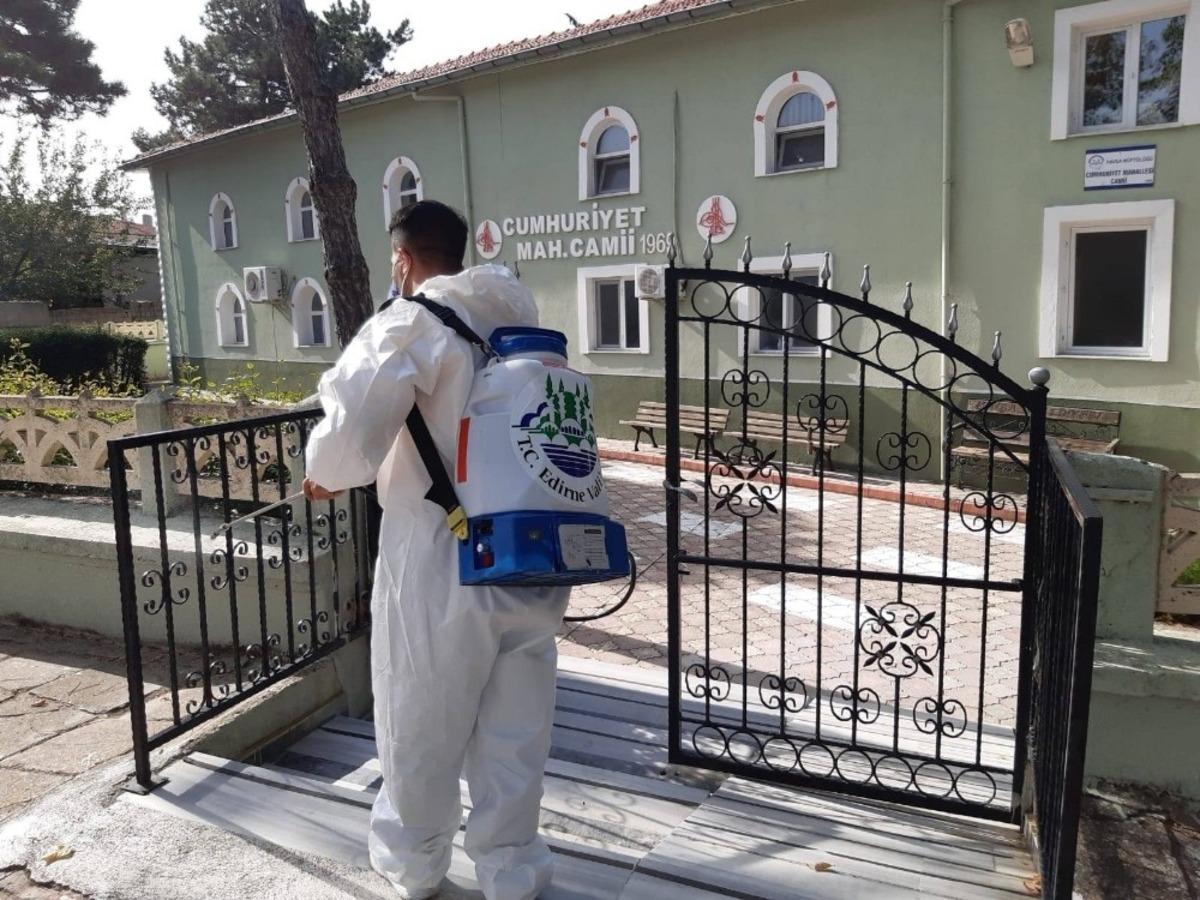 Halkın yoğun kullandığı alanlar dezenfekte ediliyor