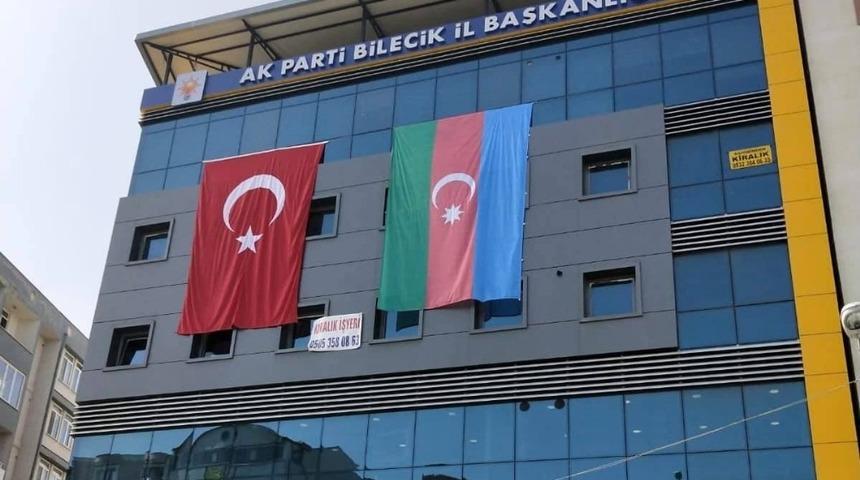 AK Parti İl Başkanlığı binasına dev Azerbaycan bayrağı asıldı