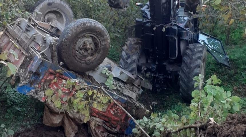 Devrilen trakt&ouml;rden atladı, yara almadan kurtuldu