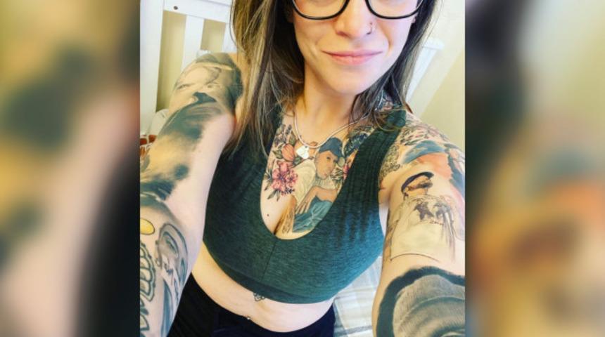 İskoçya’daki Eminem hayranı kadın dövmeleriyle rekor kırdı