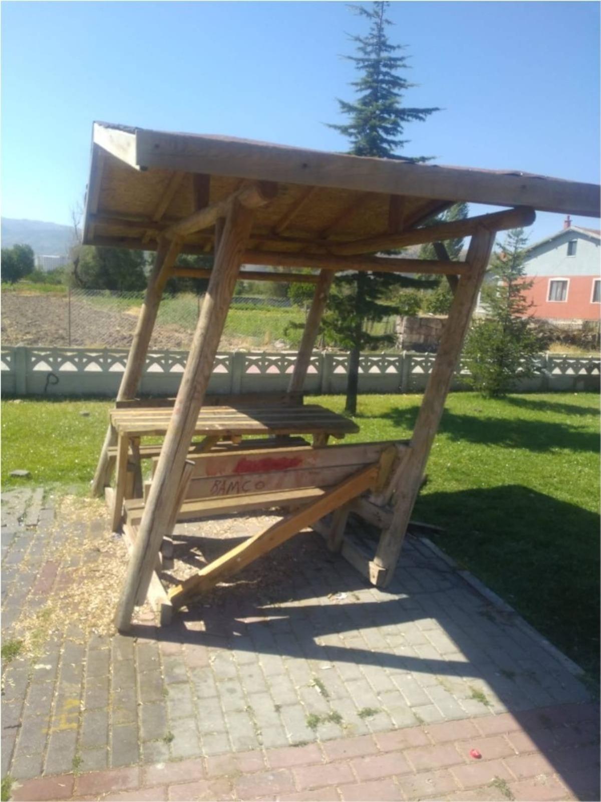 Park ve mesirelik alanlardaki &ccedil;ardak ve bankları par&ccedil;aladılar