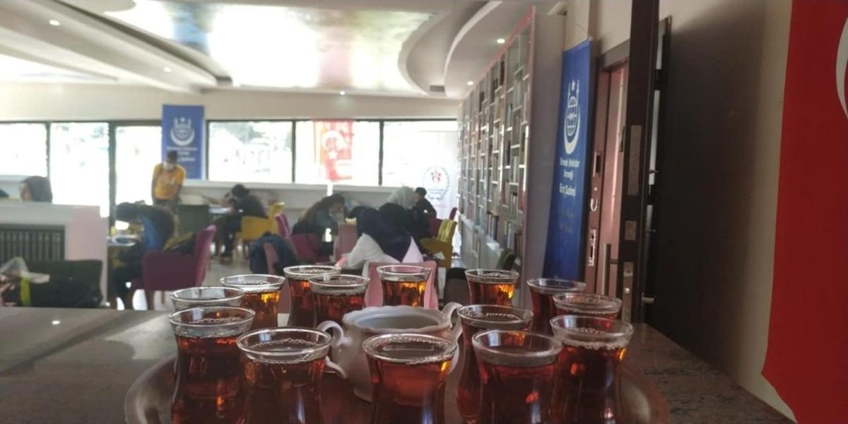 Erciş&rsquo;te Evrensel Hafızlar Derneğinin a&ccedil;tığı gen&ccedil;lik kitap kahvesi gen&ccedil;lerden ilgi g&ouml;r&uuml;yor
