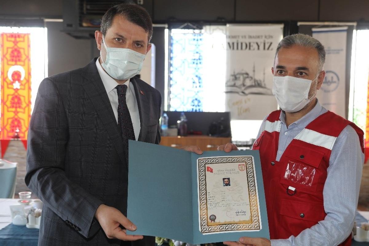 Covid-19 s&uuml;recinde g&ouml;rev alan din g&ouml;revlilerine başarı belgesi