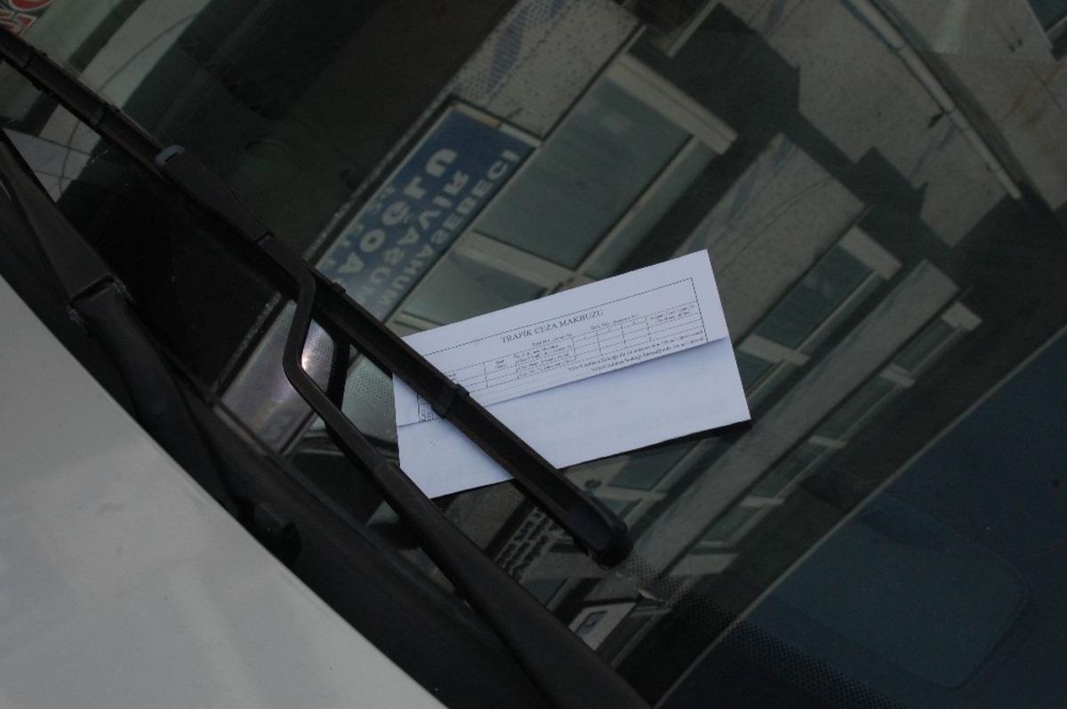 Polisler ceza makbuzu şeklindeki broş&uuml;rlerle hırsızlığa dikkat &ccedil;ekti