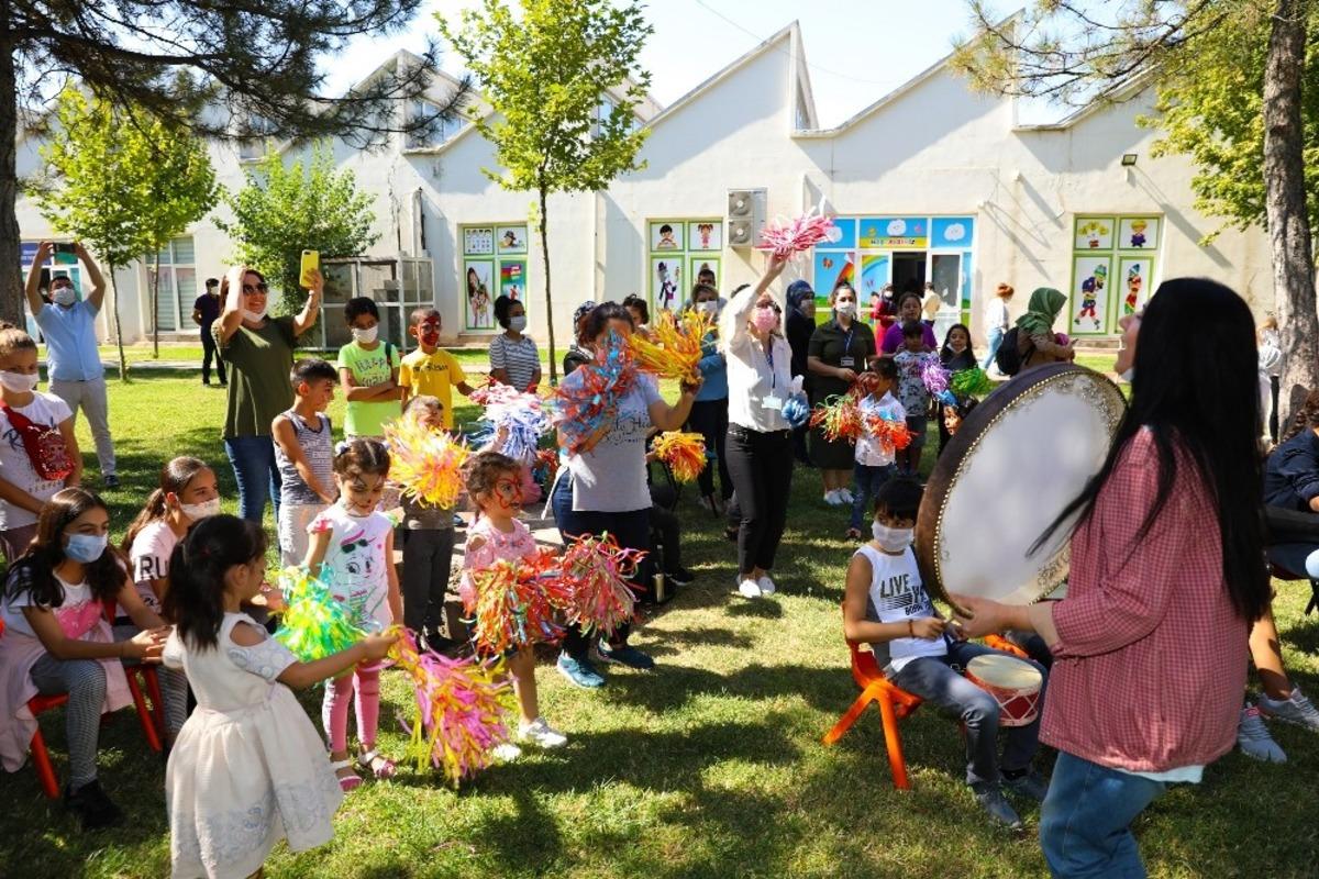 Diyarbakır B&uuml;y&uuml;kşehir Belediyesi D&uuml;nya &Ccedil;ocuk G&uuml;n&uuml;n&uuml; kutladı