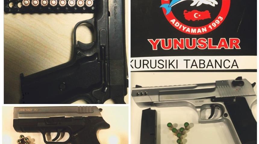 Ş&uuml;pheli şahıslarda tabancalar ve mermiler ele ge&ccedil;irildi