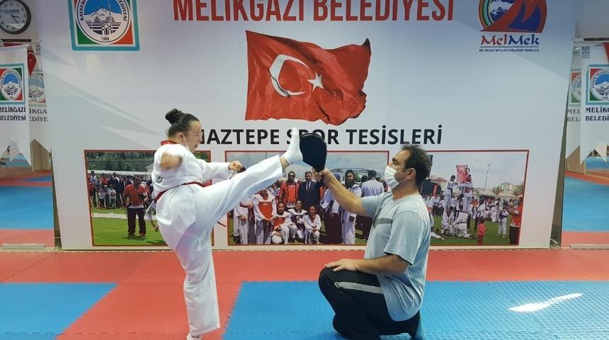 Down sendromlu B&uuml;şra&rsquo;nın hedefi altın madalya