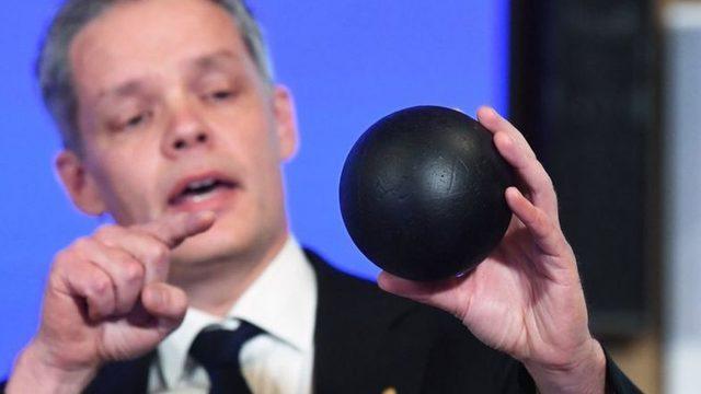 Nobel komitesinden Ulf Danielsson, ödülün açıklandığı basın toplantısında kara bir top kullanarak kara delikleri izah ediyor