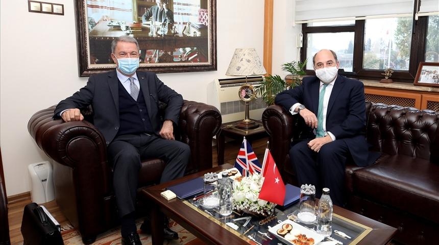 Bakan Akar, İngiliz mevkidaşı Wallace ile İstanbul'da görüştü