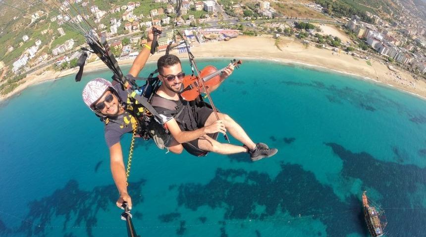 Gökyüzünde kemanıyla "Allı Turnam" türküsünü çaldı