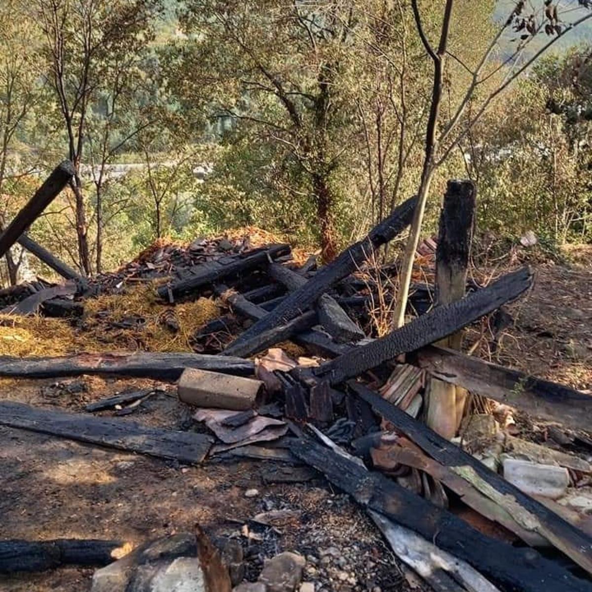 Bah&ccedil;ede yakılan ateş samanlığı k&uuml;le &ccedil;evirdi