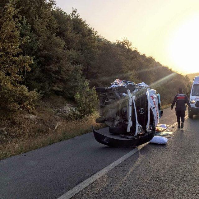 Bilecik’te ambulans çekiciye çarptı: 2 yaralı