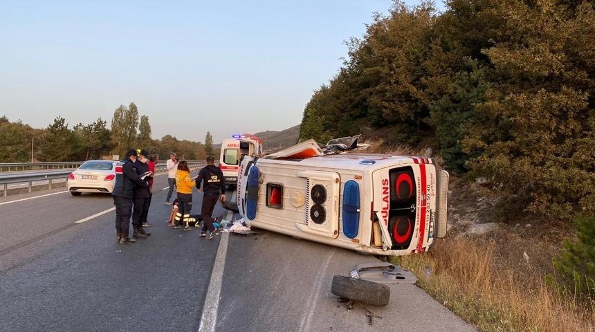 Bilecik’te ambulans çekiciye çarptı: 2 yaralı