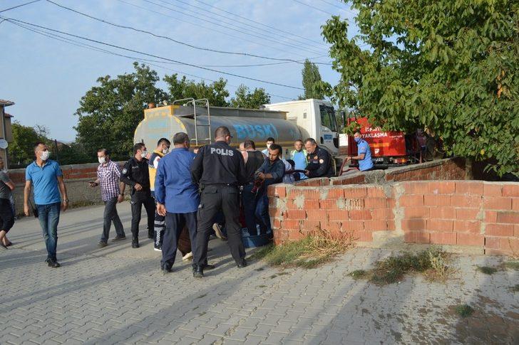 Ayağında zincirle alevler arasında kalan çocuğu itfaiye kurtardı G1