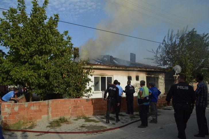 Ayağında zincirle alevler arasında kalan çocuğu itfaiye kurtardı G2