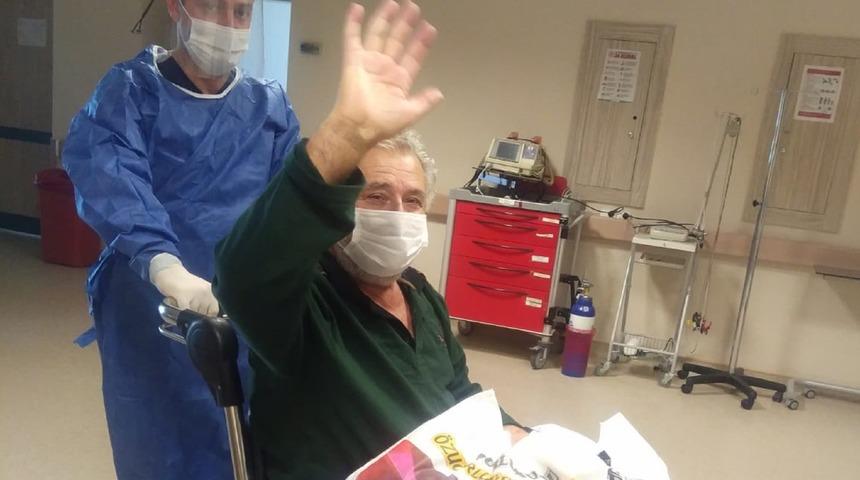 Koronavir&uuml;s&uuml; yenen KOAH hastası alkışlarla taburcu oldu