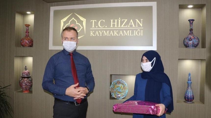 Hizan Kaymakamı Yelek, TÜBİTAK birincisi öğrenciye ödül verdi