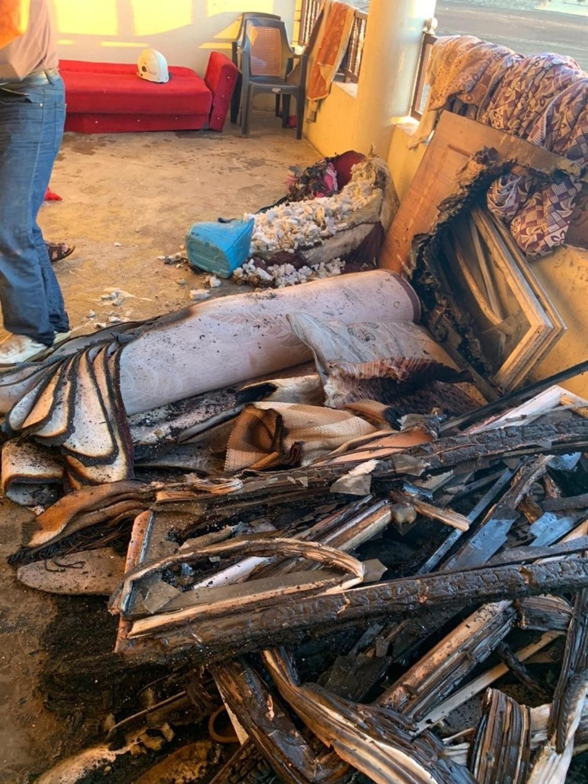 Elektrik kontağından &ccedil;ıkan yangın evi k&uuml;l etti