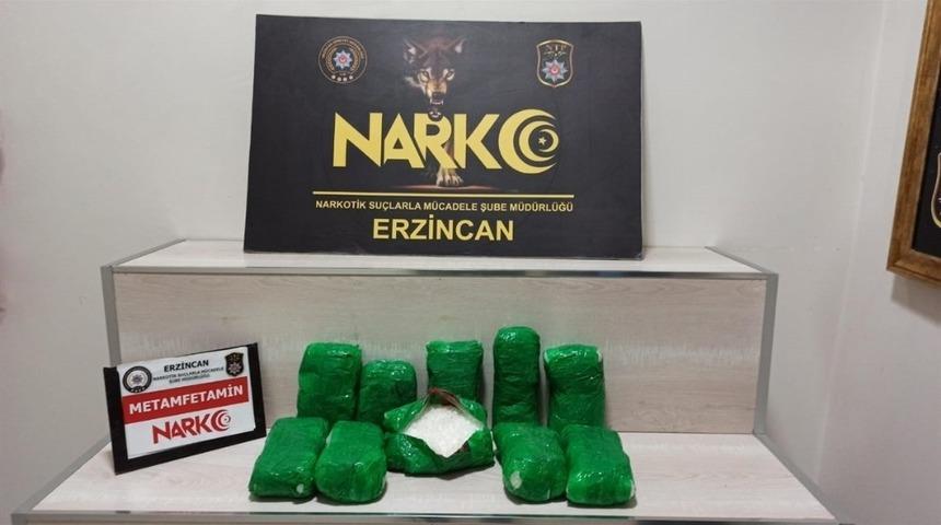 Erzincan&rsquo;da aracın &ouml;n tamponuna zulalanmış 5 kilo 49 gram metamfetamin uyuşturucu ele ge&ccedil;irildi