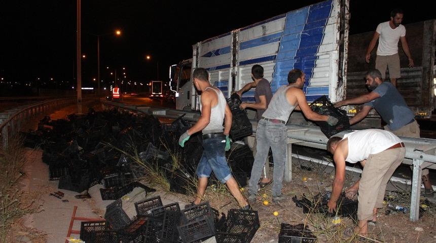 Mersin'de seyir halindeki TIR&rsquo;ın y&uuml;k&uuml; kaydı, limon sandıkları otoyola sa&ccedil;ıldı